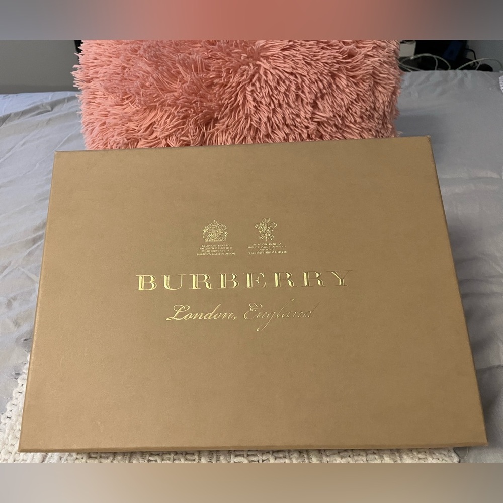 Burberry - Picture 2 of 5